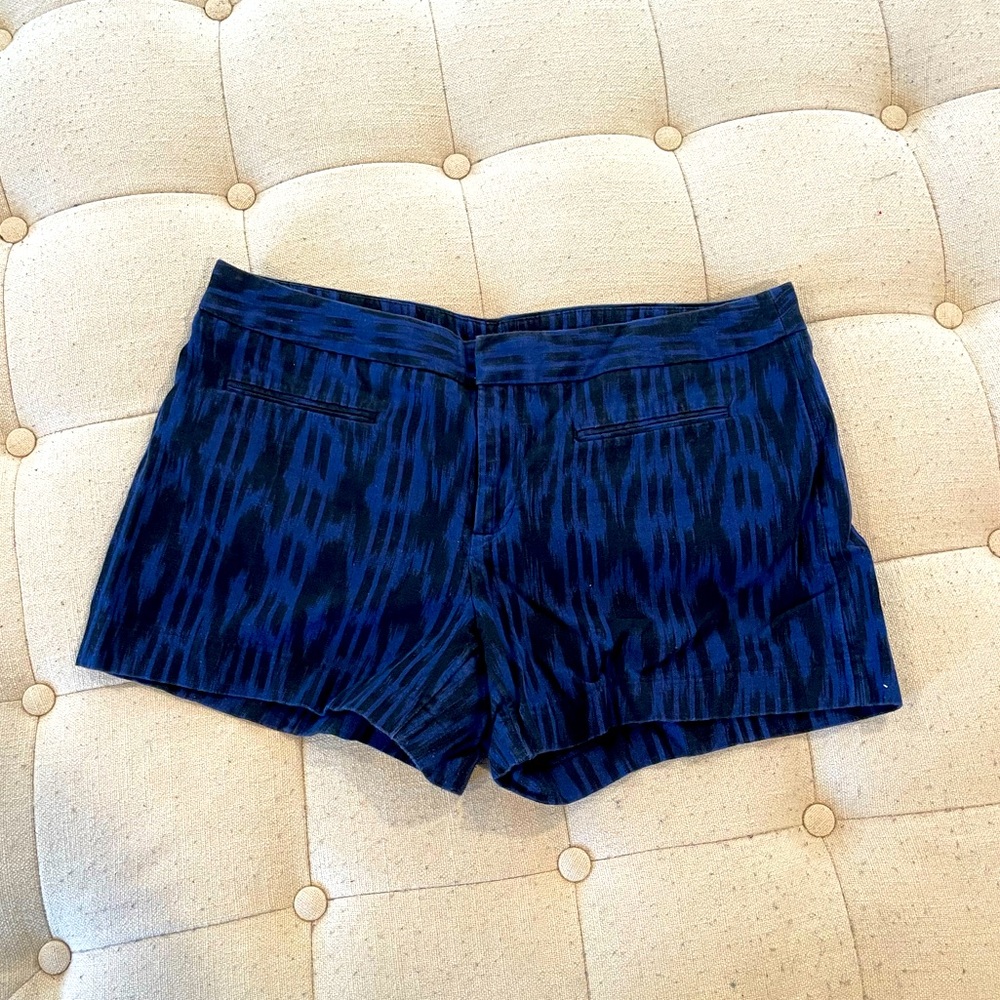 GAP women’s black and blue patterned shorts